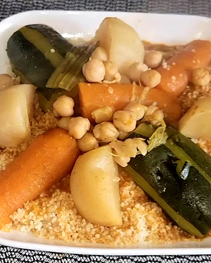 Couscous aux légumes : courgettes, carottes, navets et pois chiches